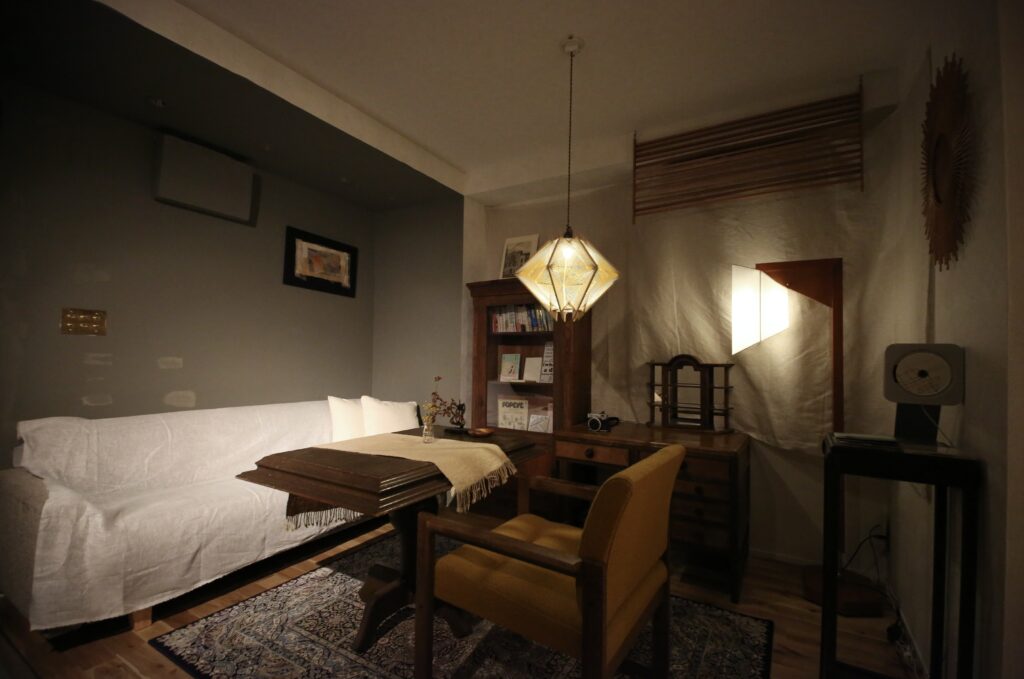 二人が過ごす客室「№2(Superior Studio)」のリビング。パリ在住のアーティストによる幾何学デザインの
ペンダントライトが客室を照らします(TOE LIBRARY/トウライブラリー/ホテル)