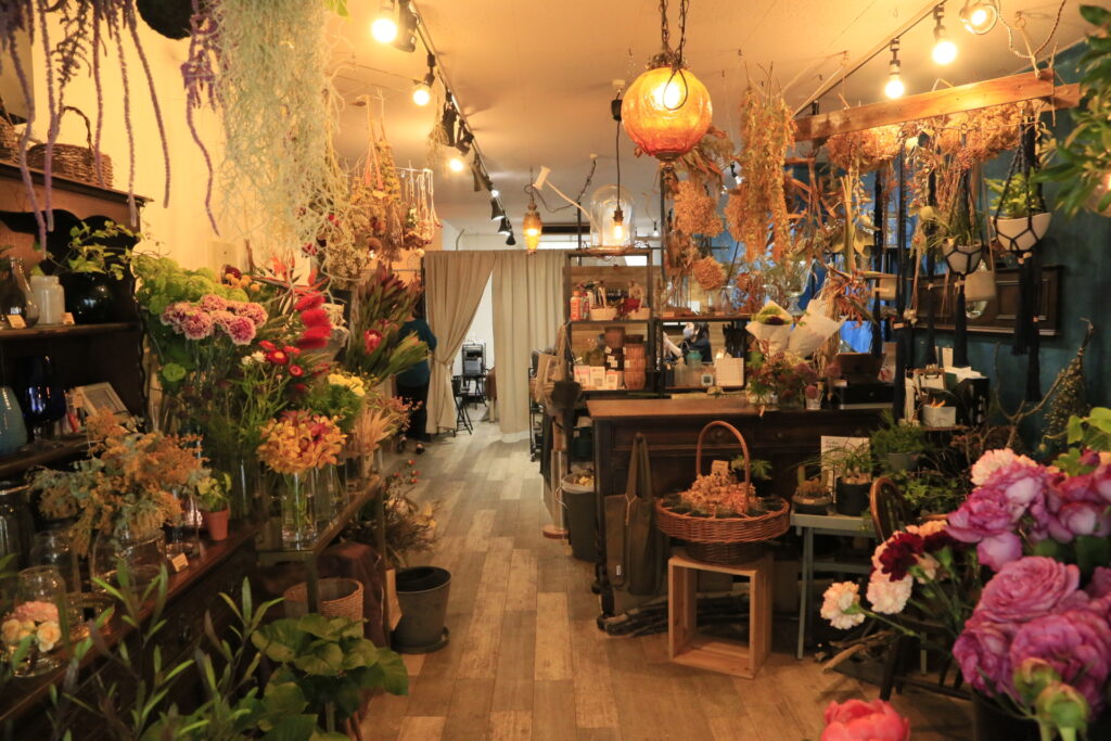 浅草・花川戸に立地するanvers(アンヴェール)さんの店内。季節を感じるお花やセンスの良い花器が並んでいます(花屋/anvers/アンヴェール)
