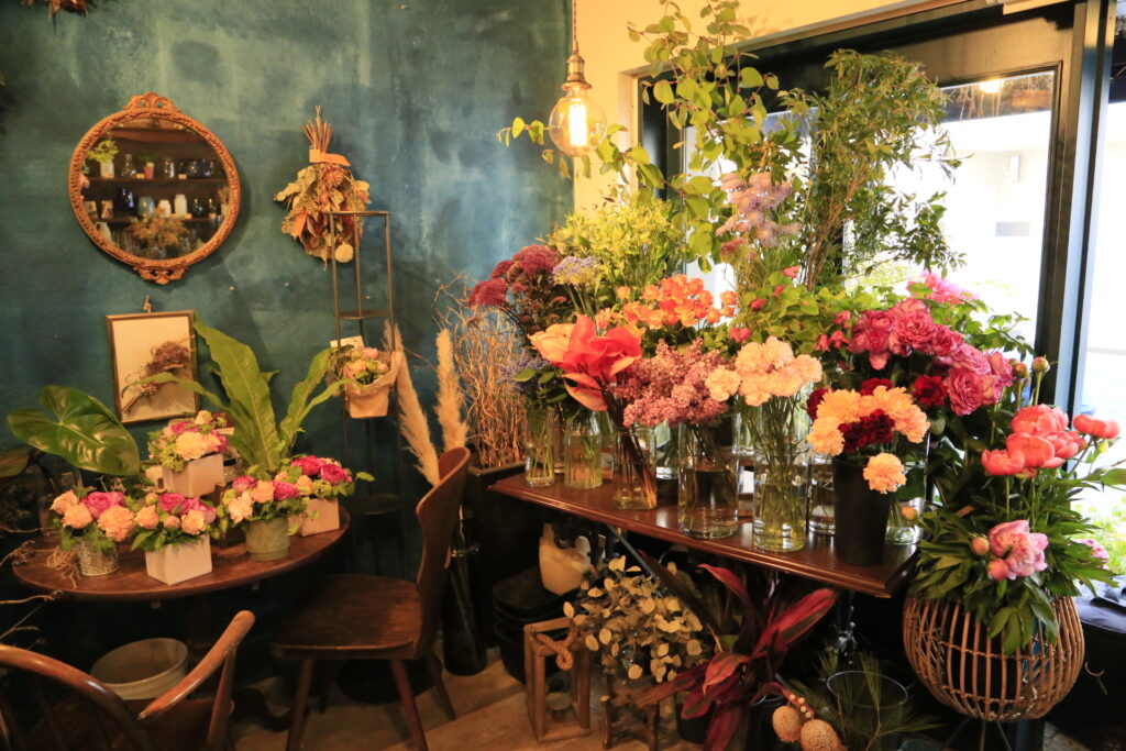 浅草・花川戸に立地するanvers(アンヴェール)さんの店内。季節を感じるお花やセンスの良い花器が並んでいます(花屋/anvers/アンヴェール)
