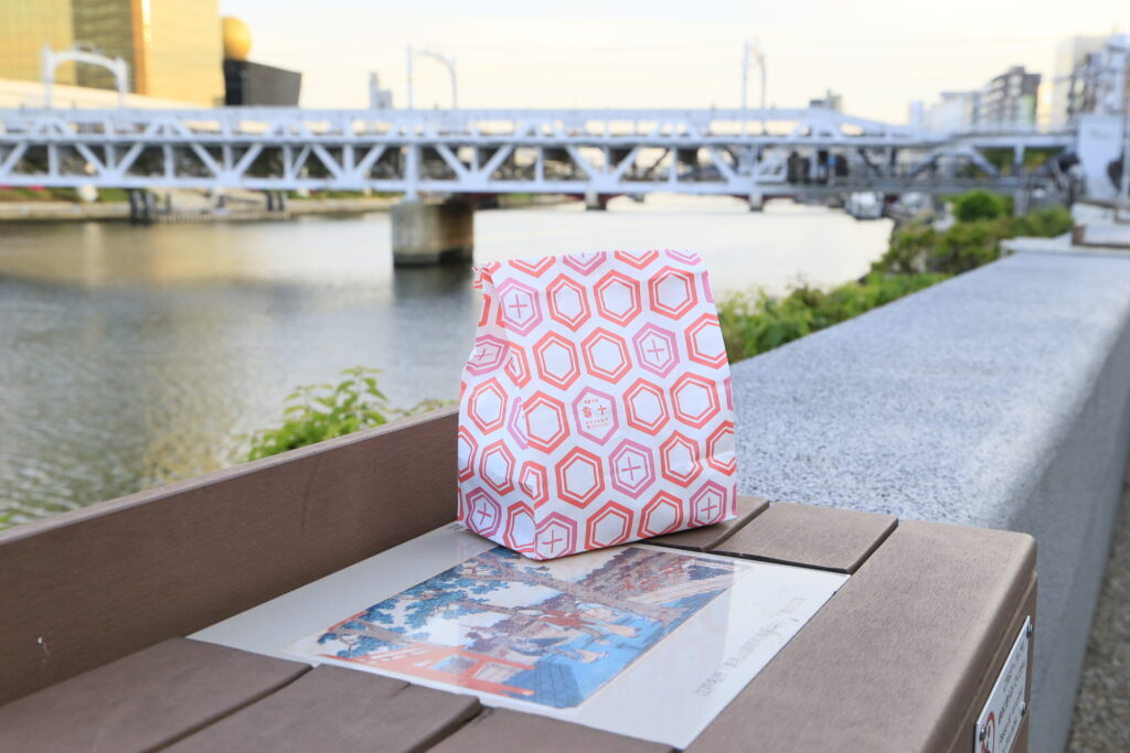亀の甲羅をあしらった幾何学的な
デザインの紙袋もおしゃれで可愛らしい(亀十/どら焼き)